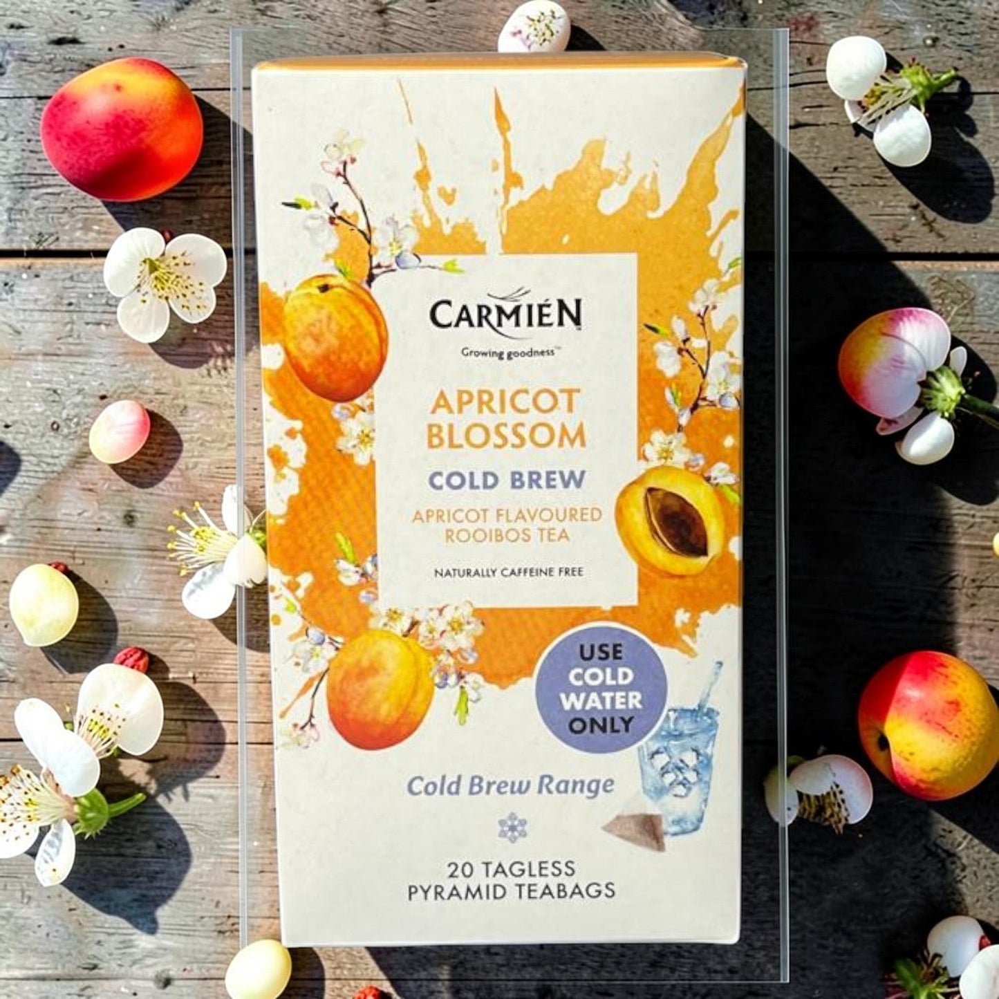 Die Spens Clarens Carmien Apricot Blossom cold brew rooibos tea box with apricots and blossoms.