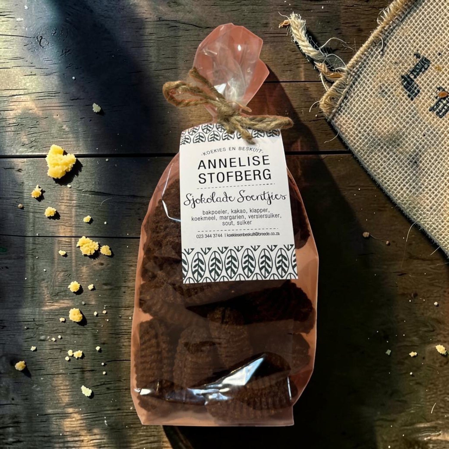 Die Spens Clarens Annelise Stofberg Sjokolade Soentjies chocolate cookies in a clear bag tied with twine.