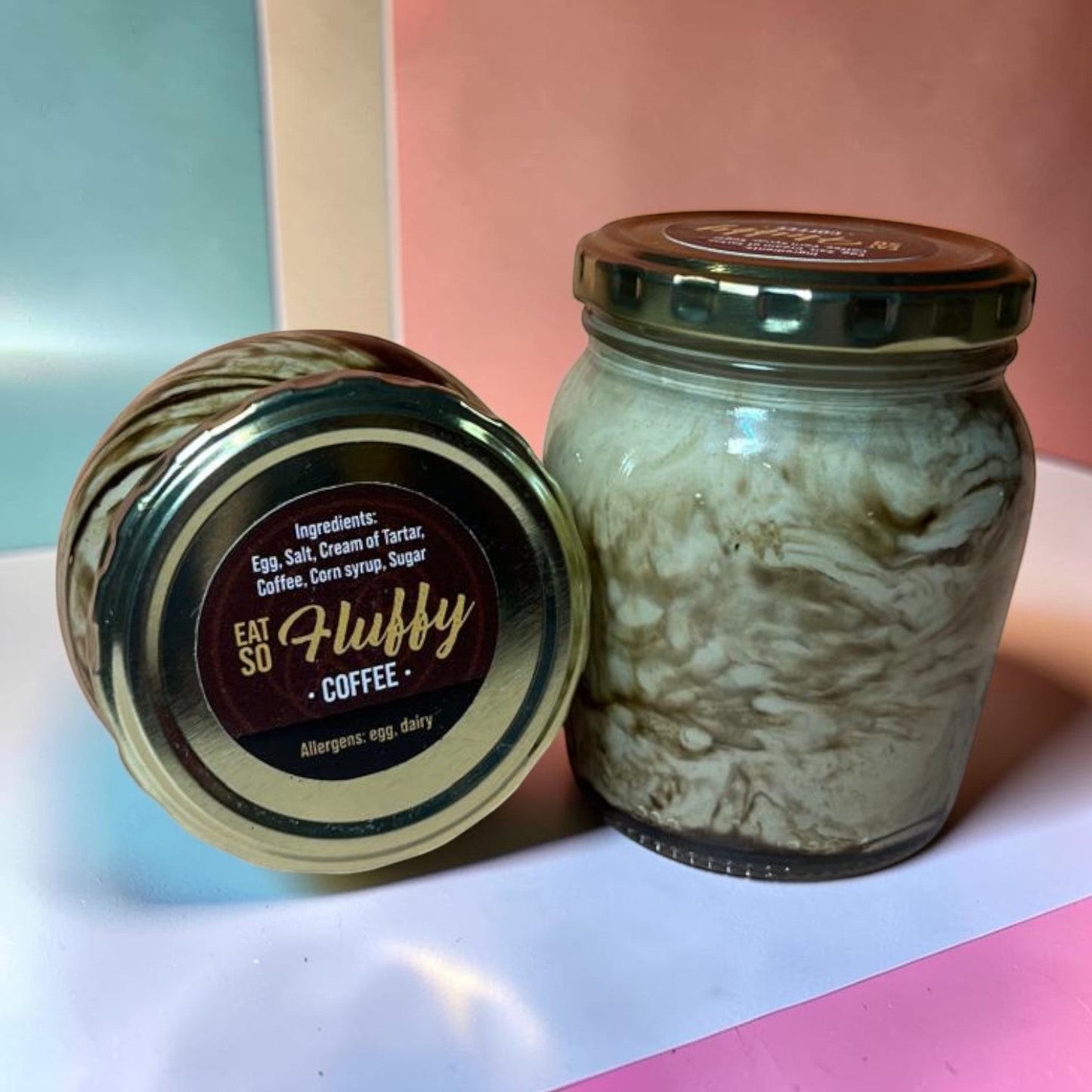Die Spens Clarens Karoo Blessing Coffee Fluffy in a glass jar with a swirl pattern. Ingredients include egg, salt, cream of tartar, coffee, corn syrup, and sugar.