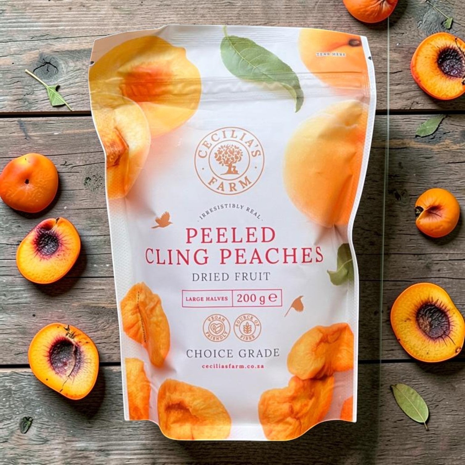Die Spens Clarens bag of dried cling peach halves, featuring vibrant orange fruit and green leaves. Perfect for snacking.