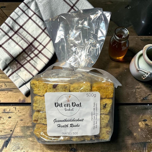 Die Spens Clarens Dit en Dat Health Rusks in a clear bag, packed with bran, nuts, seeds, and cranberries. 500g.