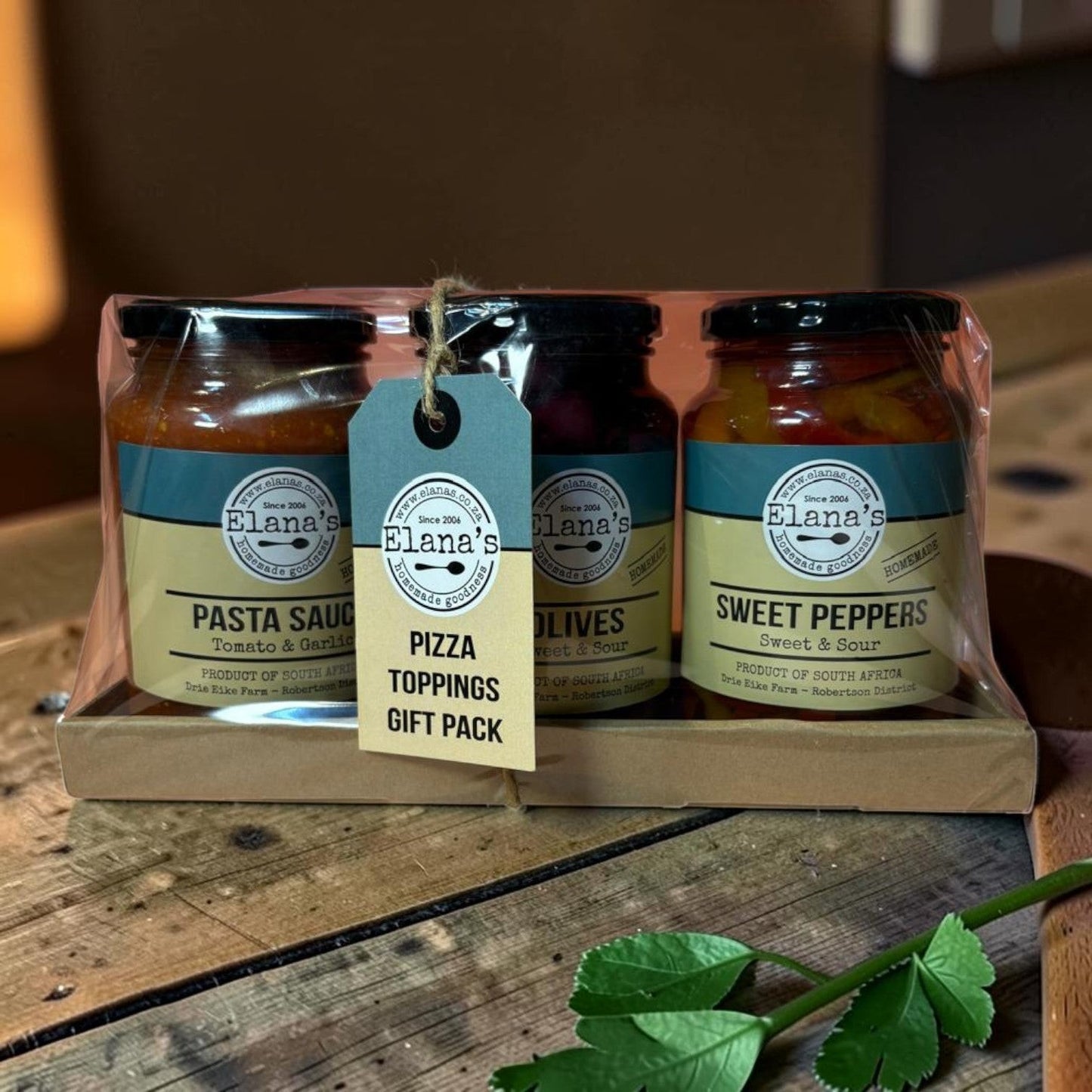 Die Spens Clarens Elanas Pizza Toppings Gift Pack with pasta sauce, olives, and sweet & sour peppers in glass jars.
