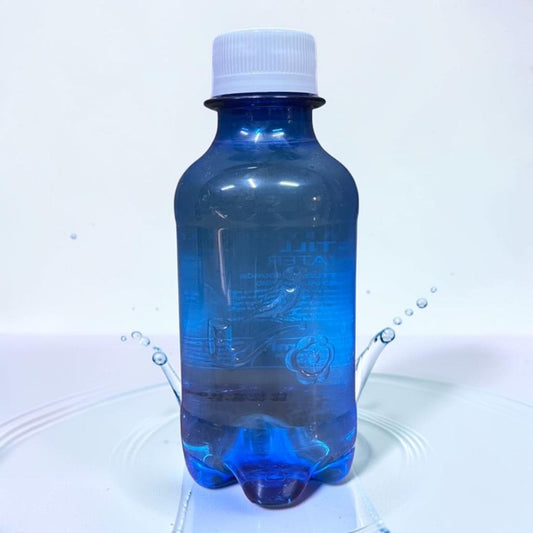 Die Spens Clarens 1L blue plastic bottle of still water with white cap, water splashes around the bottle.