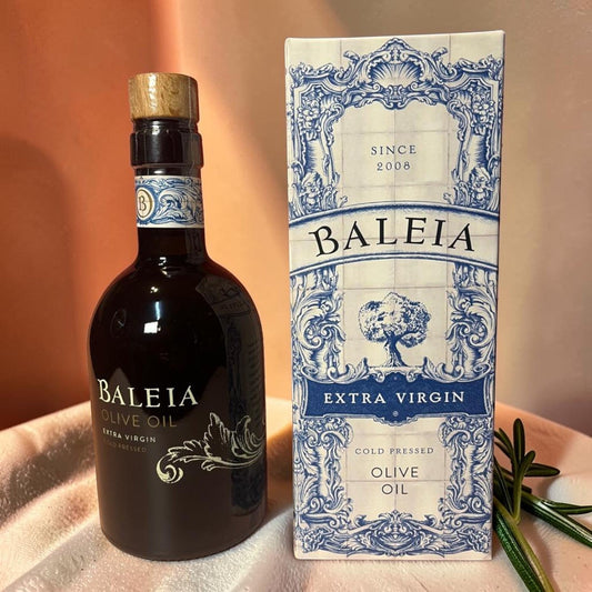 Die Spens Clarens Baleia Extra Virgin Olive Oil in a dark glass bottle with a wooden cork, next to its decorative box.