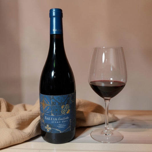 Die Spens Clarens Baleia Syrah Limitados 2022 red wine bottle and glass with dark ruby liquid.