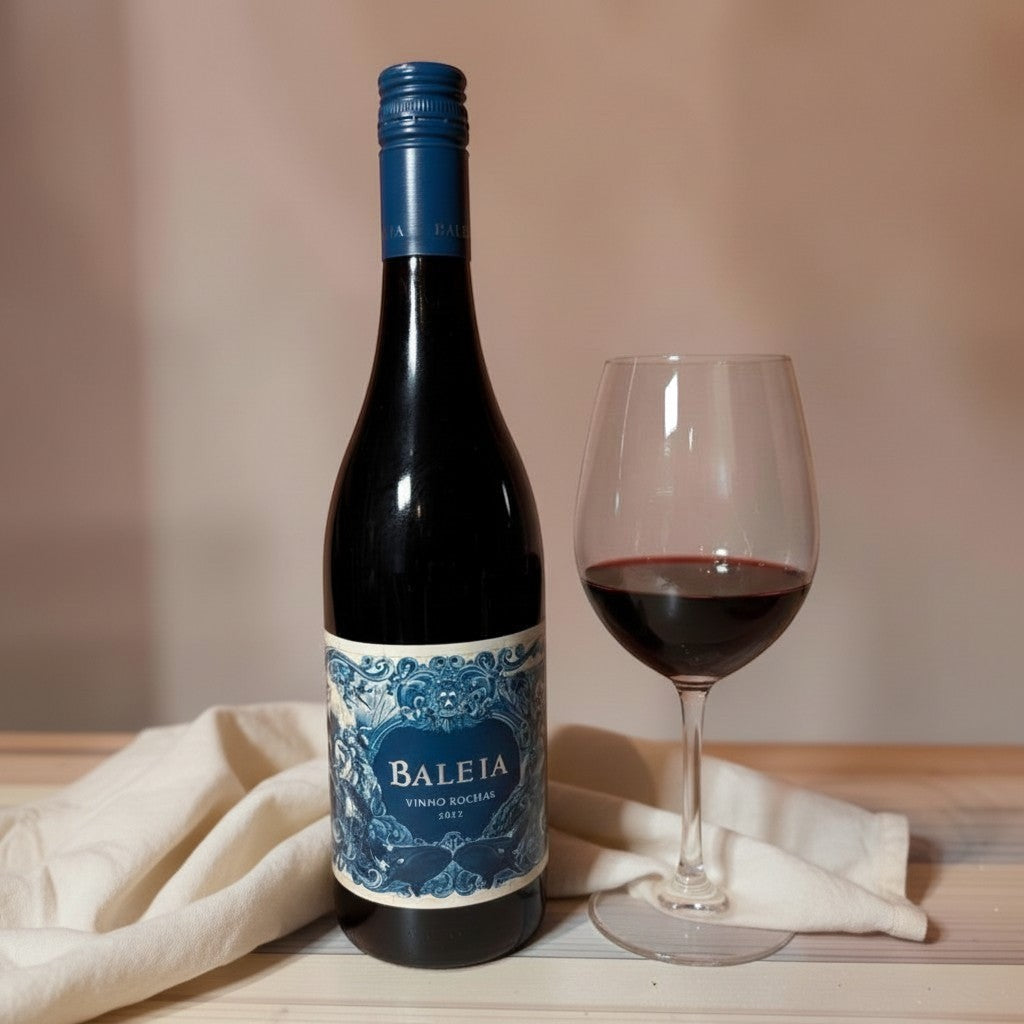 Die Spens Clarens Baleia Vinho Rochas red wine bottle and glass, featuring a blue and white label with whale imagery.