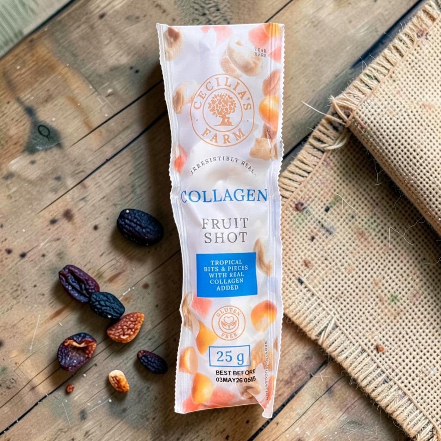 Die Spens Clarens Collagen Fruit Shot, 25g pack with tropical fruit pieces and added collagen. Gluten-free snack.