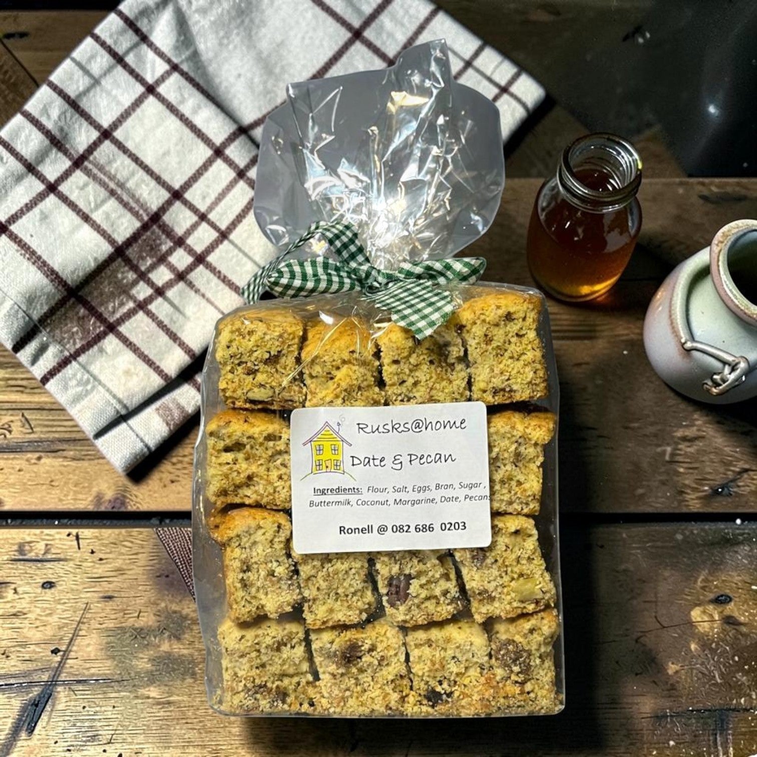 Die Spens Clarens Date & Pecan Rusks, baked with flour, bran, dates, and pecans. Perfect for dunking.