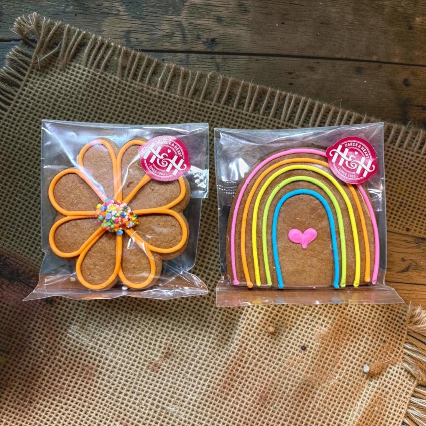 Die Spens Clarens gingerbread cookies: a flower with orange icing and confetti, and a rainbow with colorful icing and a pink heart.