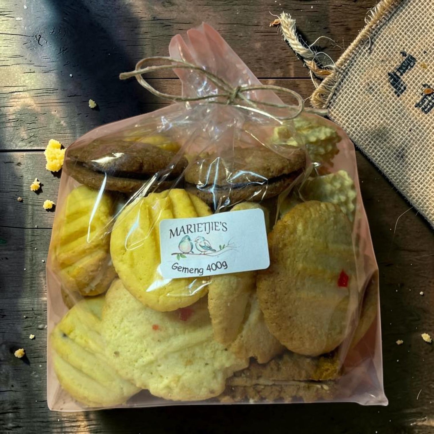 Die Spens Clarens Marietjies Gemengde Koekies mixed cookie assortment in a clear plastic bag, featuring butter biscuits and chocolate sandwich cookies.