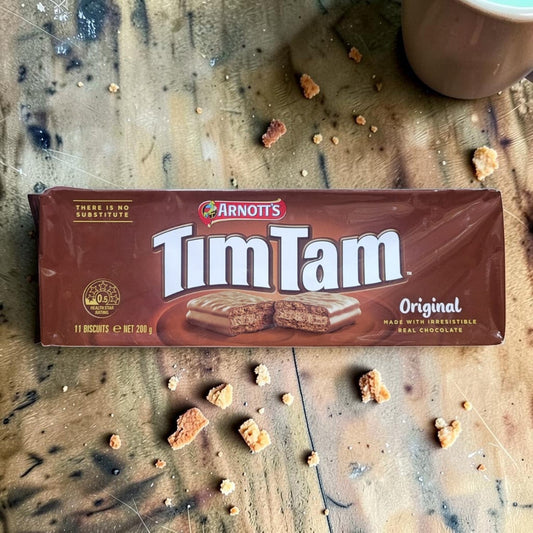 Die Spens Clarens Arnott's Tim Tam Original chocolate biscuits, two layers of wafer with cream filling, coated in milk chocolate.