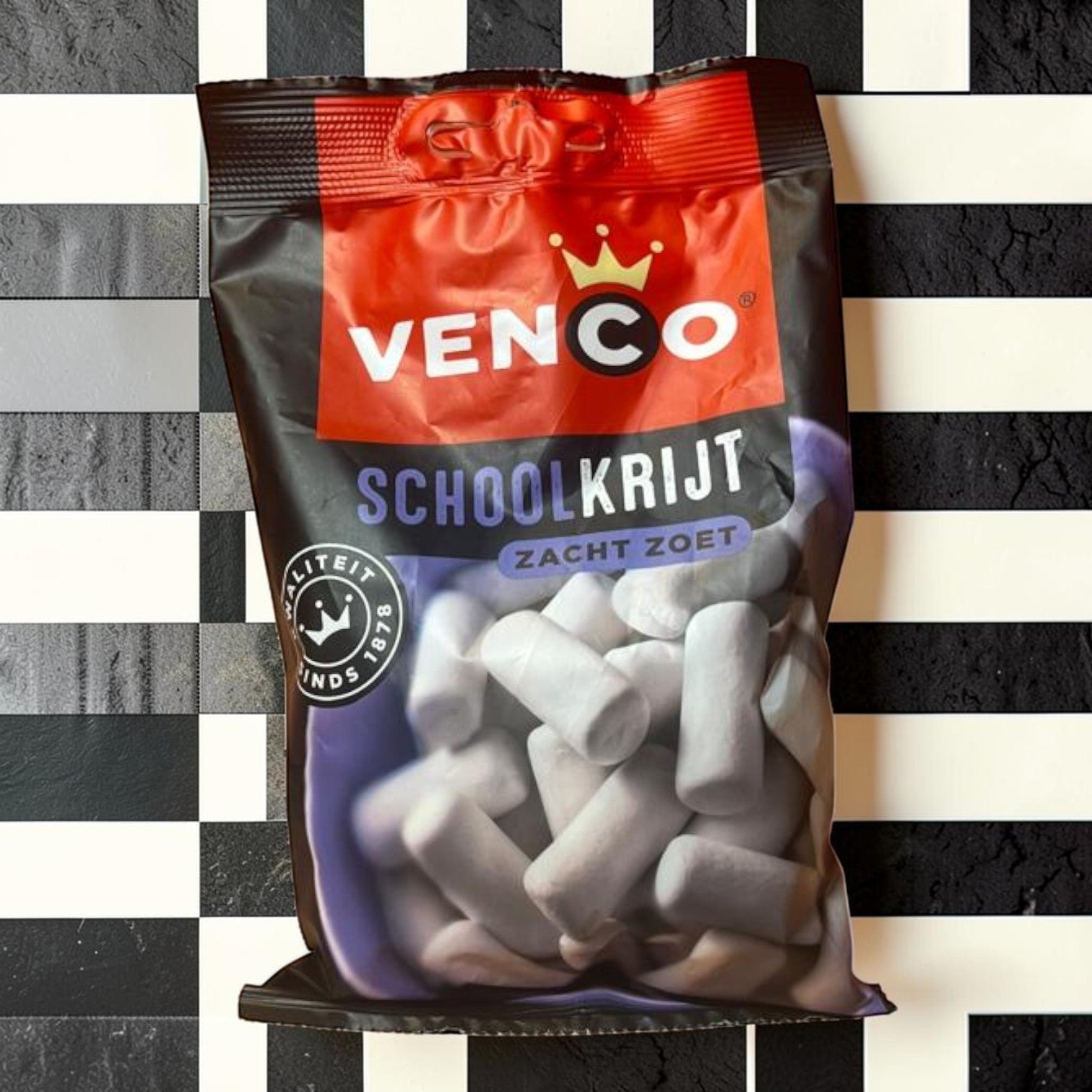 Die Spens Clarens Venco Schoolkrijt Zacht Zoet soft sweet chalk candies in a black bag with red accents.