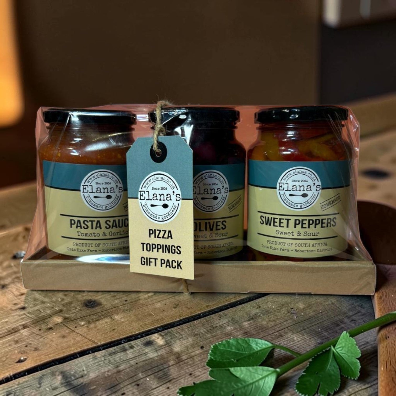 Die Spens Clarens Elana's Pizza Toppings Gift Pack with pasta sauce, olives, and sweet & sour peppers.