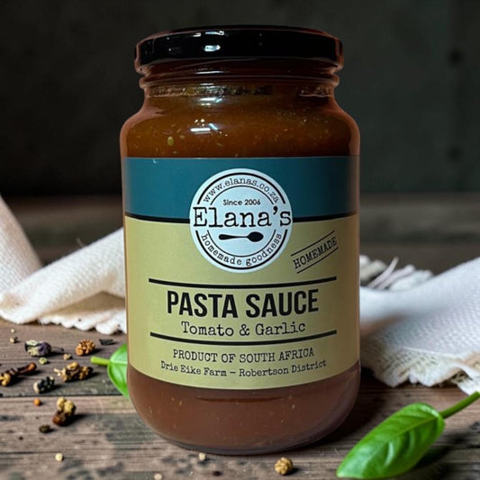 Die Spens Clarens Elana's Tomato & Garlic Pasta Sauce in a glass jar with a black lid. Homemade goodness.